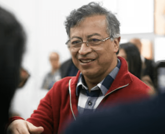 Explicando la Favorabilidad de Gustavo Petro y la Preferencia por Iván Cepeda en las Encuestas: Intervenciones Políticas Estratégicas en Colombia