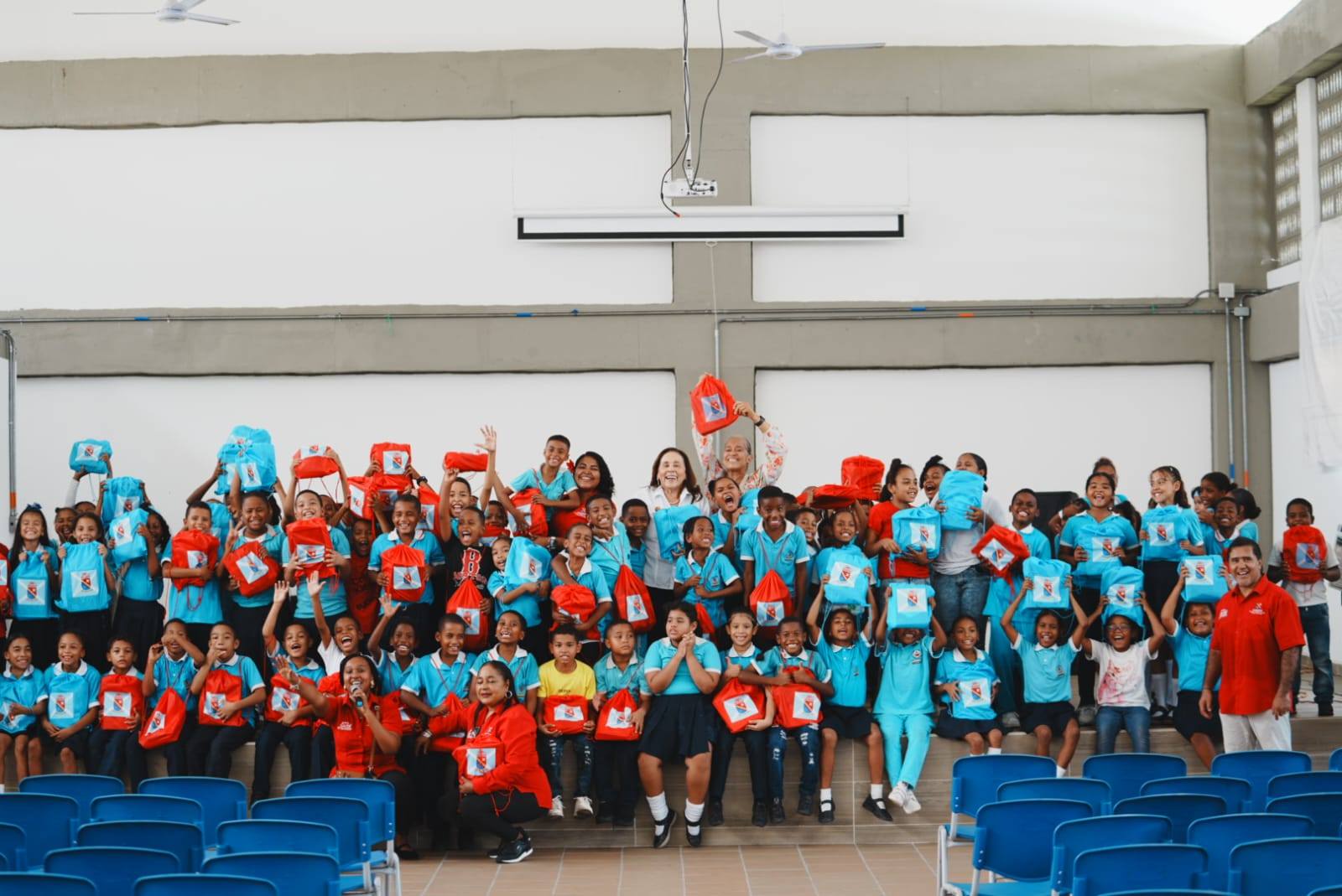 Avanza la entrega de kits escolares 2026 en instituciones educativas del Archipiélago.