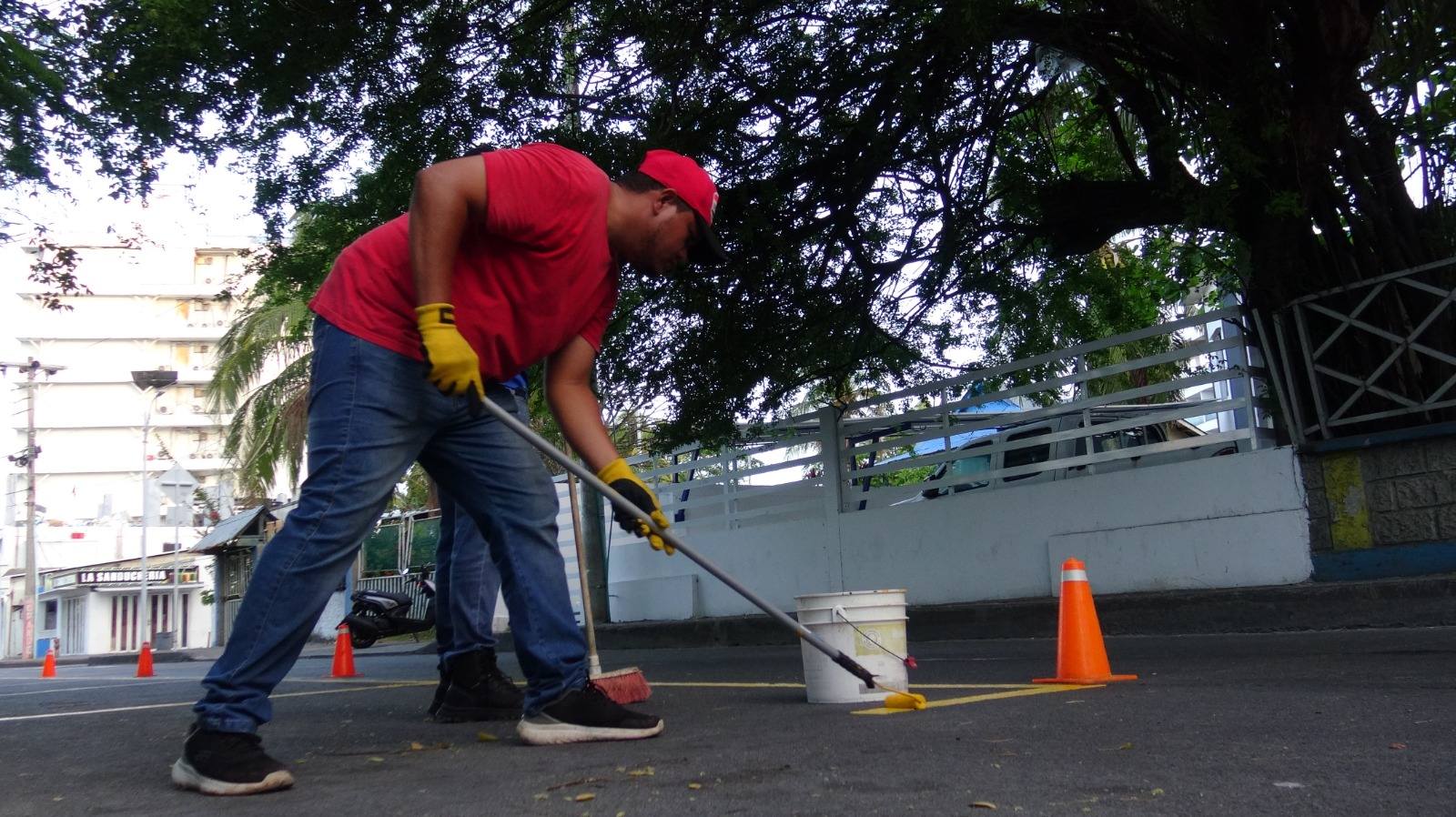 Demarcación de zonas “No Parking” busca mejorar la movilidad en áreas turísticas de San Andrés.