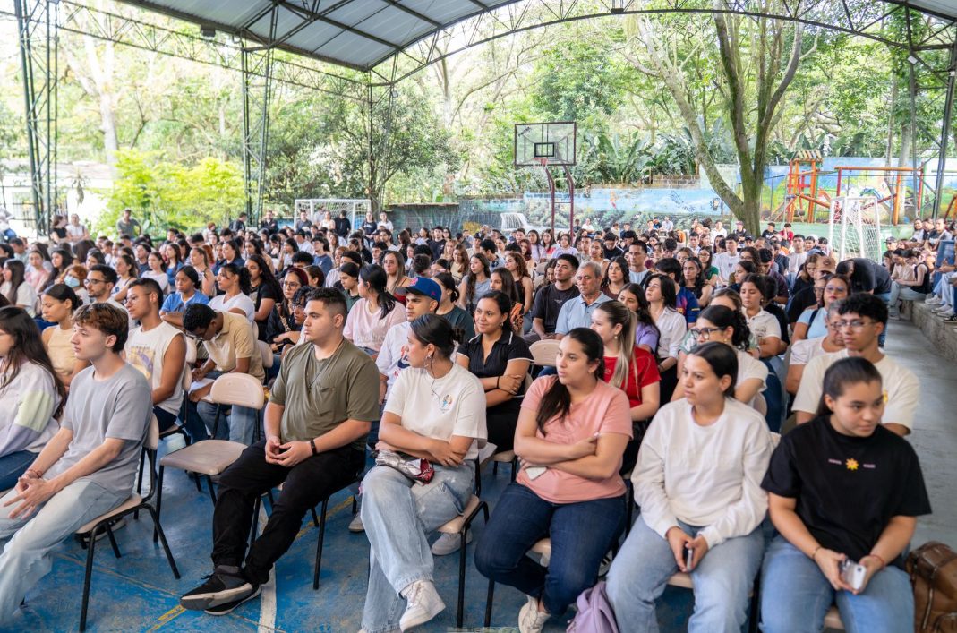 Alcalde Kevin Bernal destaca entrega de estímulos de educación posmedia a 573 ciudadanos en Girardota.
