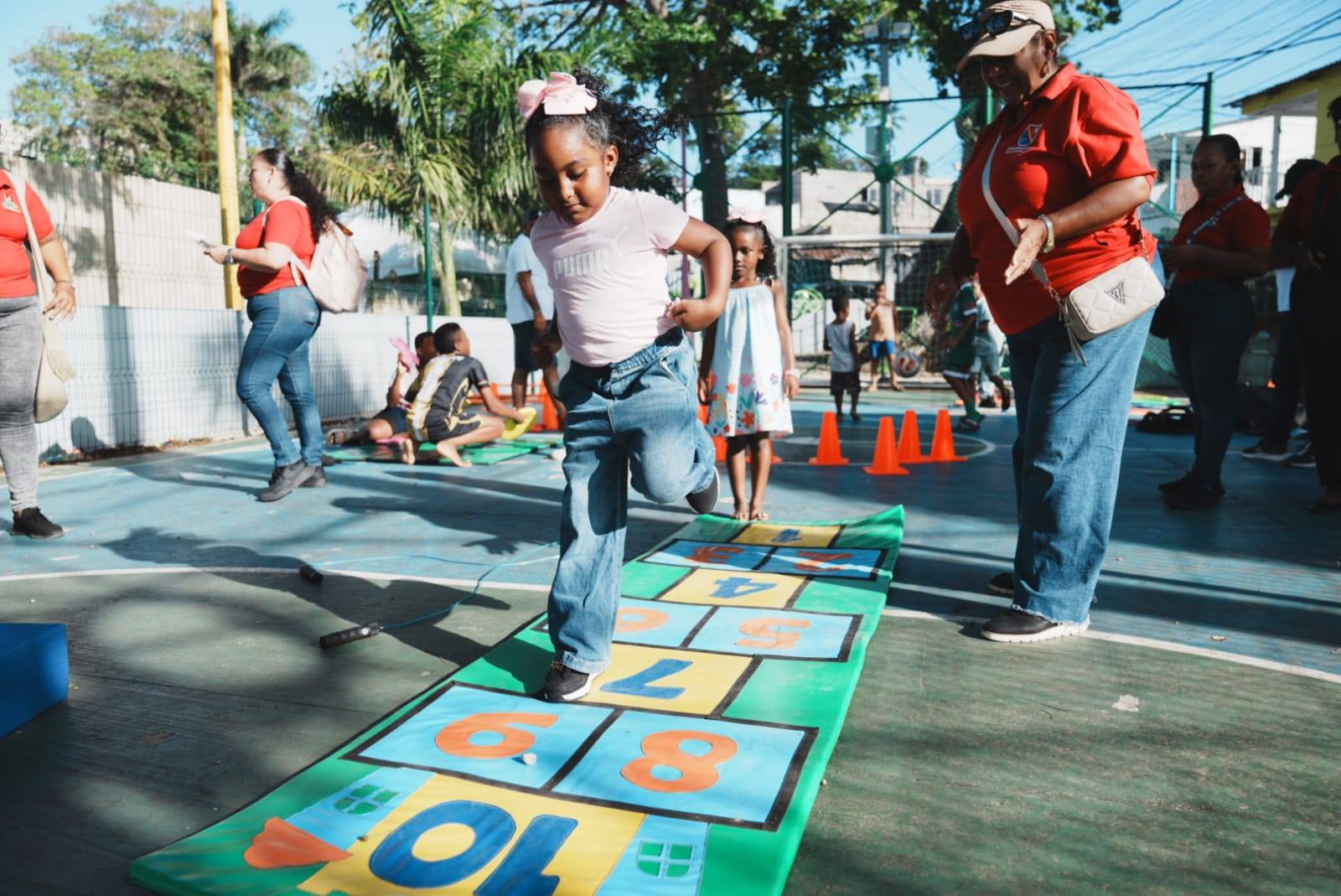 Jornada recreativa al barrio Las Palmas por el Mes de la Niñez.
