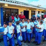 DISTRIBUCIÓN DE UNIFORMES COMPLETADA A TRAVÉS DE BROOKS HILL Y FLORES HILL.